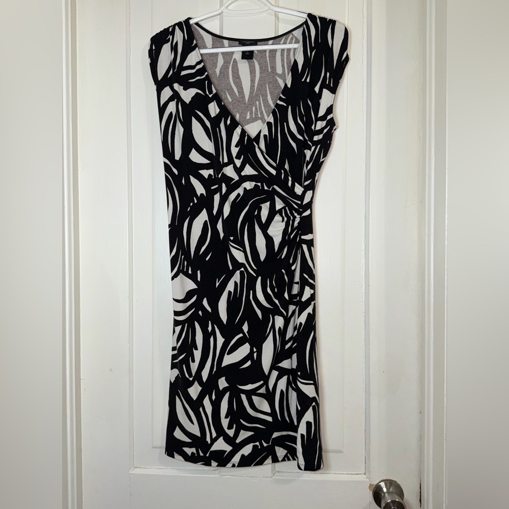 Women's size medium Ann Taylor Black and White‎ Leaf Print Midi Dress sundress